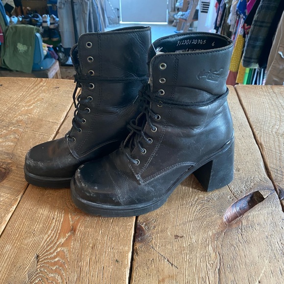 Vintage Henri Pierre black high heel - Picture 5 of 8